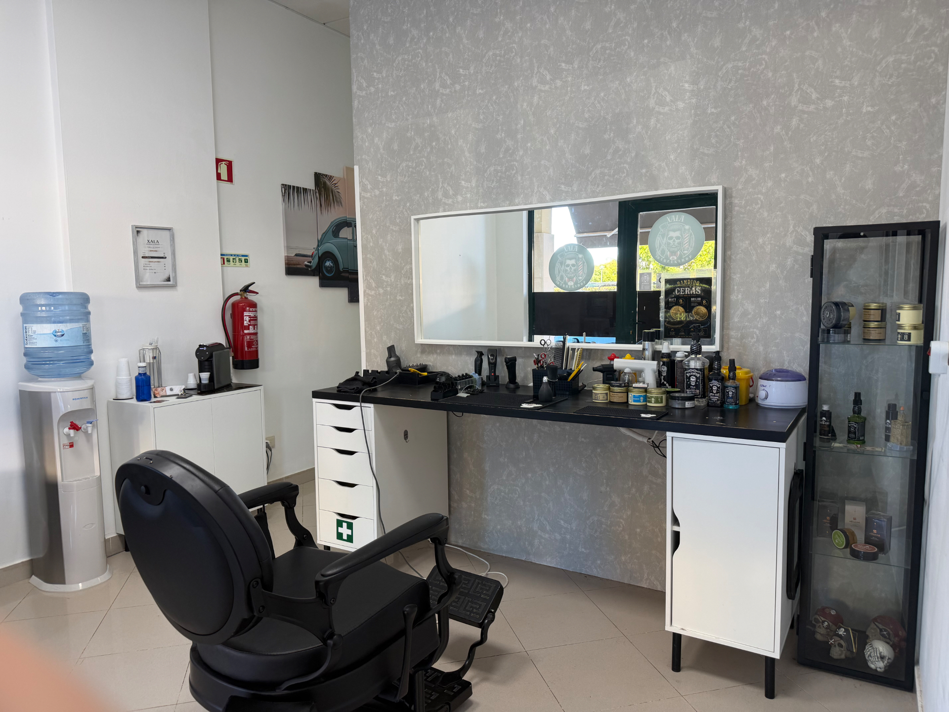 Interior da Xala Barbershop em Quarteira
